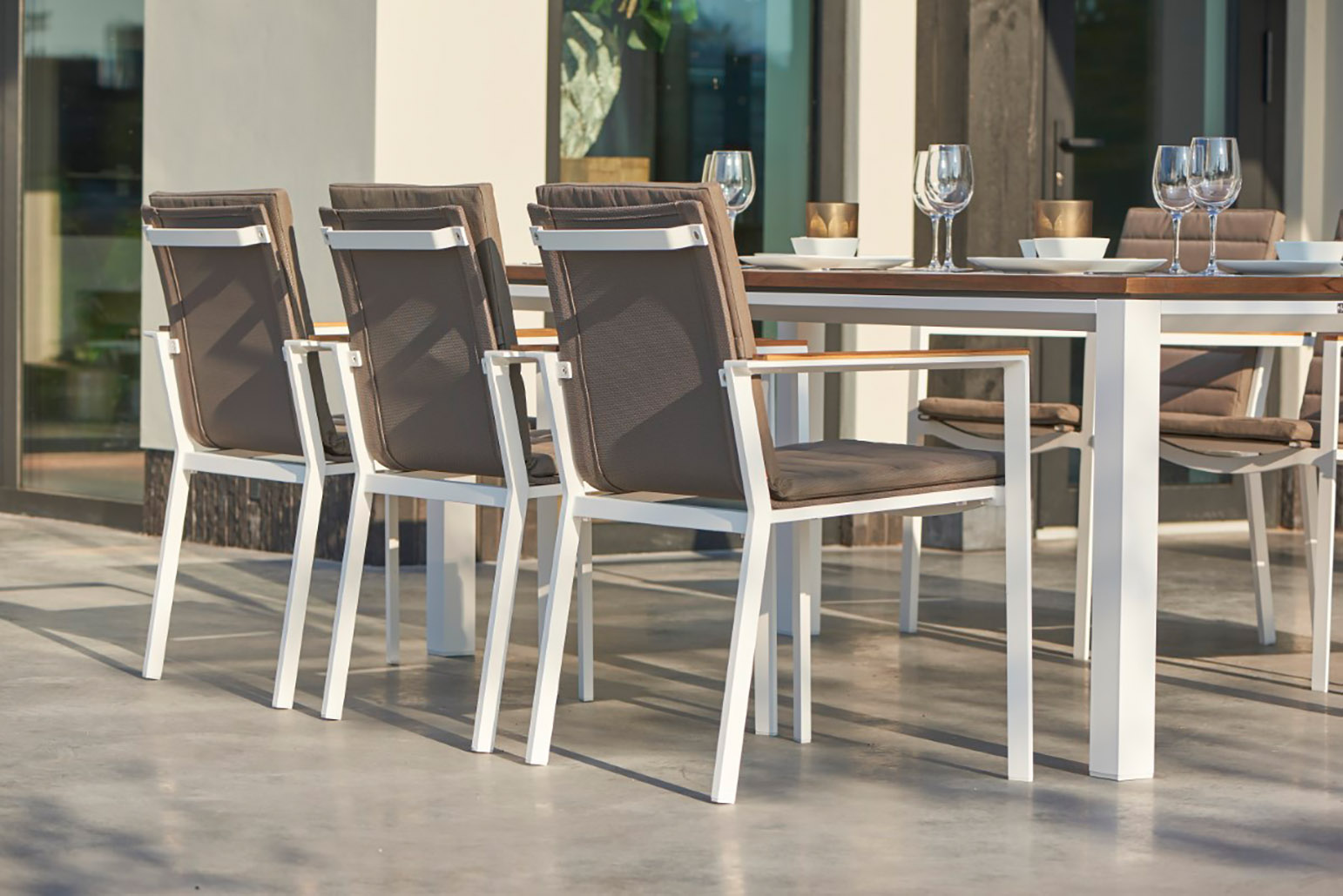 Aluminium Sitzgruppe Concept Weiß/Teak mit Primavera Stühlen