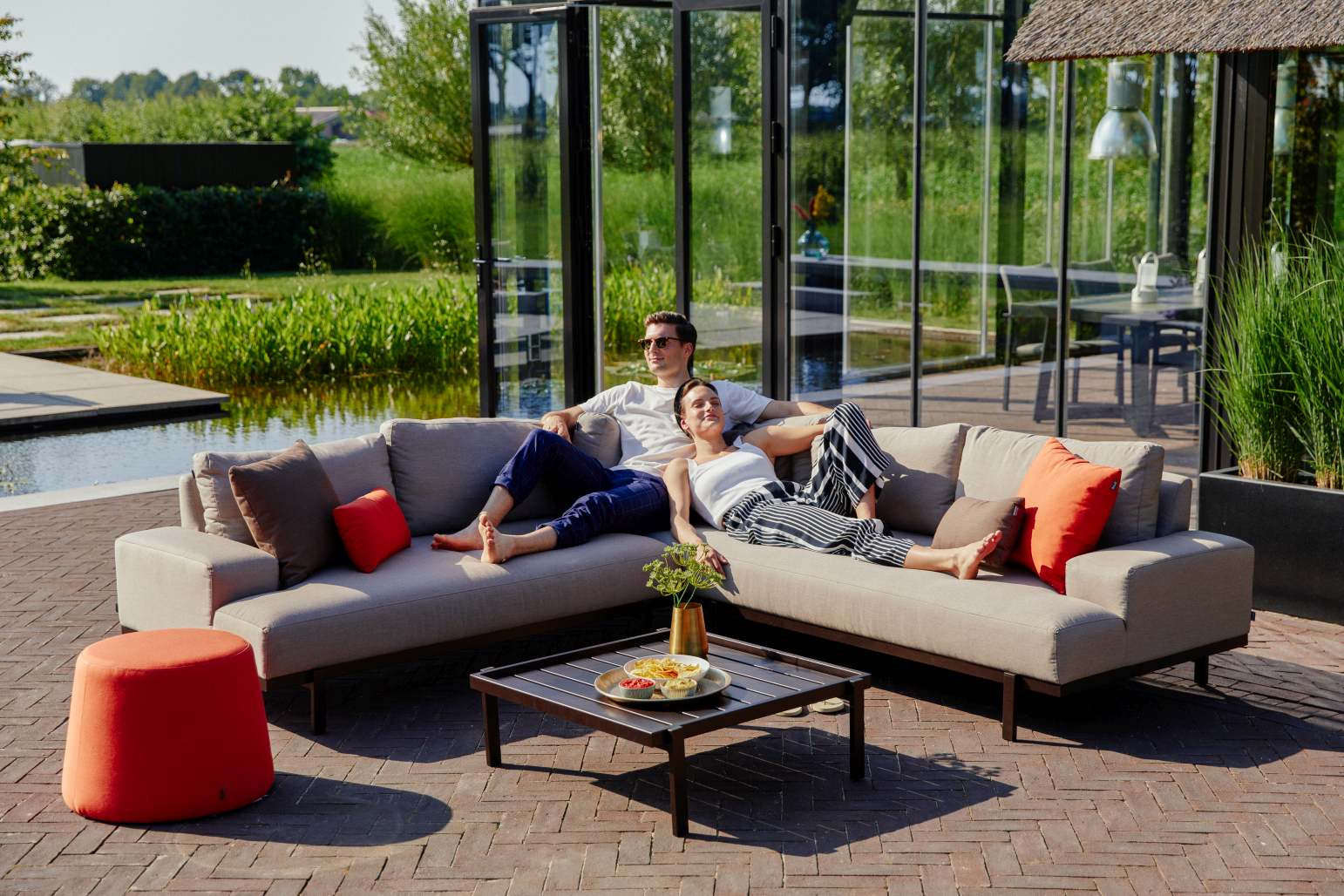 Hartman Aluminium Ecklounge Lucas in der Farbe Taupe mit Couch-Tisch bei Gartenmode