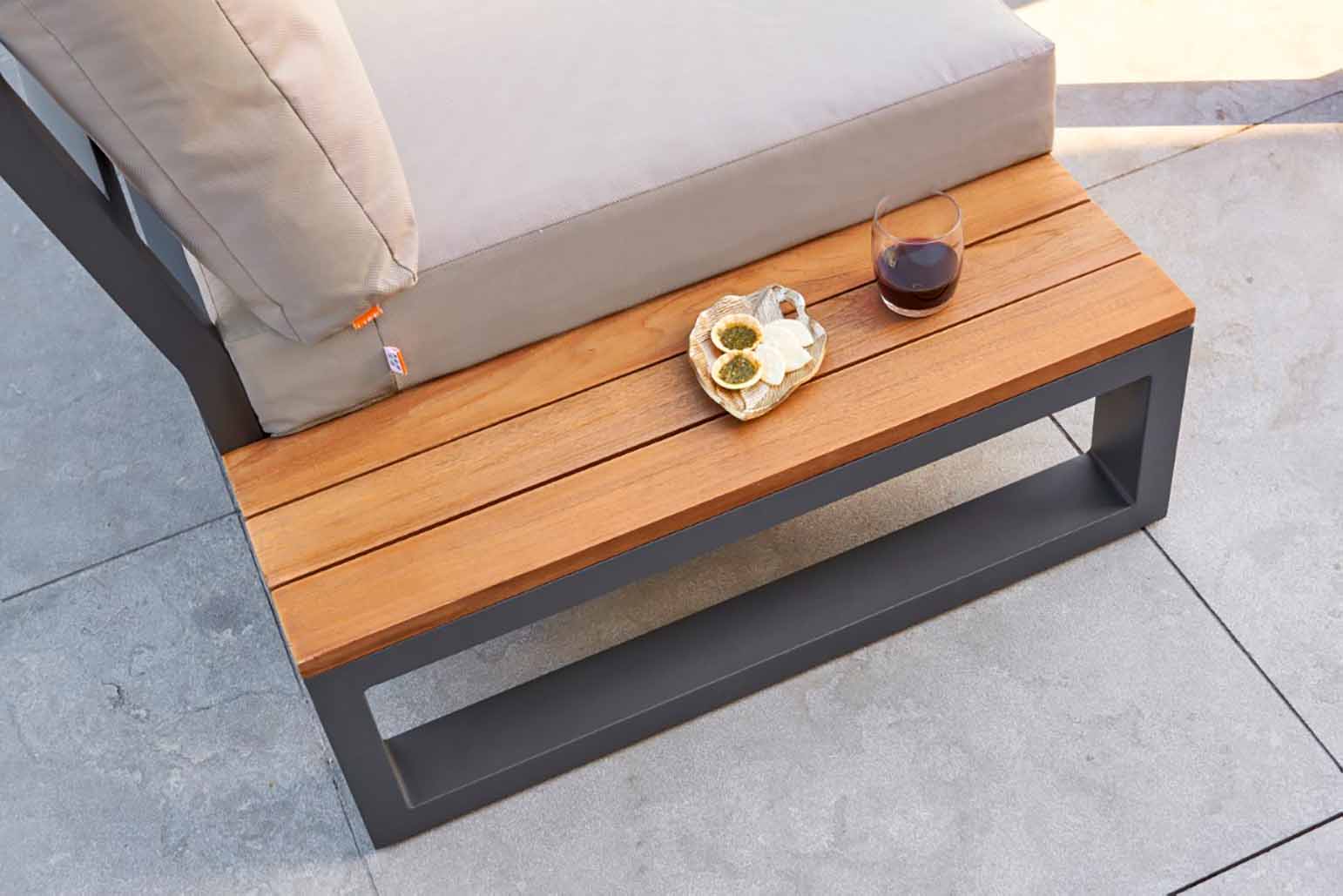 Aluminium Ecklounge Soho Grau Matt mit Teak Side Tables