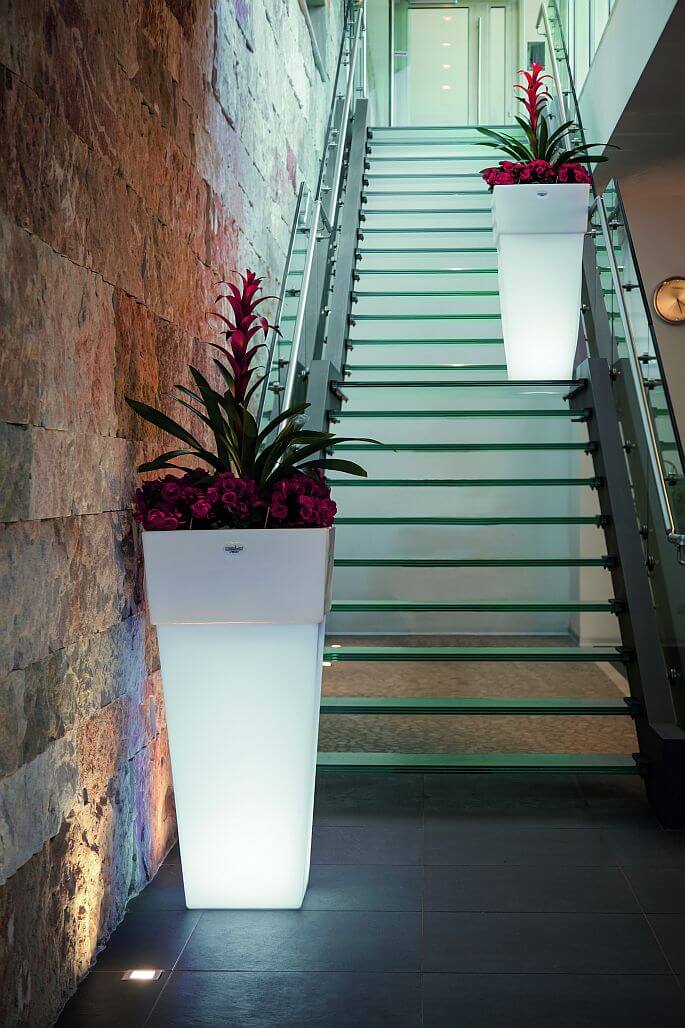 LED beleuchteter Pflanzkübel "Giza" von Modum: gartenmode.de