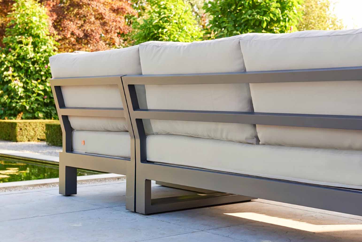 Aluminium Ecklounge Soho Grau Matt mit Teak Side Tables