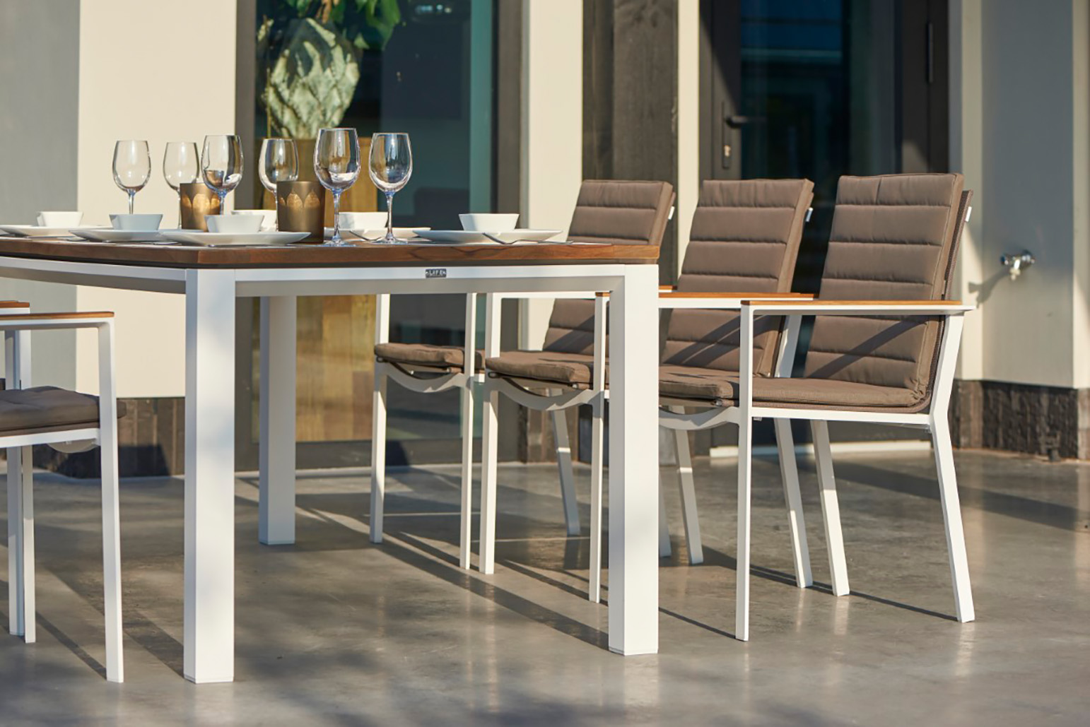 Aluminium Sitzgruppe Concept Weiß/Teak mit Primavera Stühlen