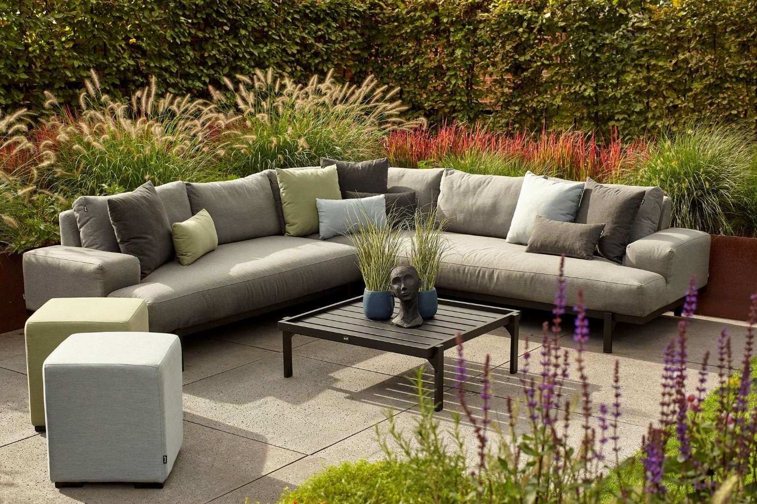 Aluminium Ecklounge Lucas mit  Tisch, Alex Hockern und Dekokissen