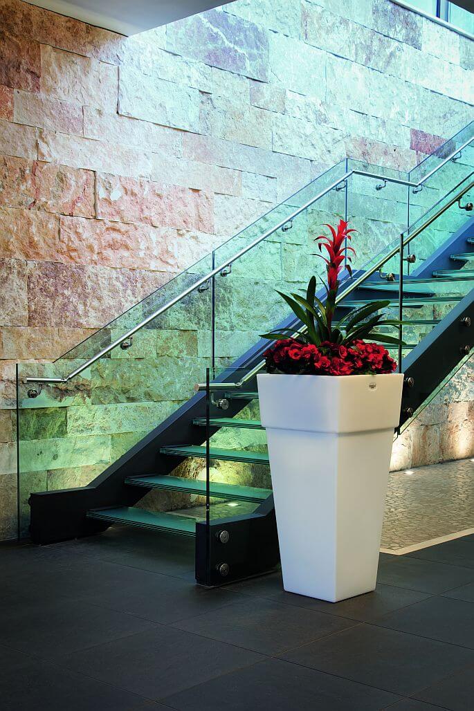 LED beleuchteter Pflanzkübel "Giza" von Modum: gartenmode.de